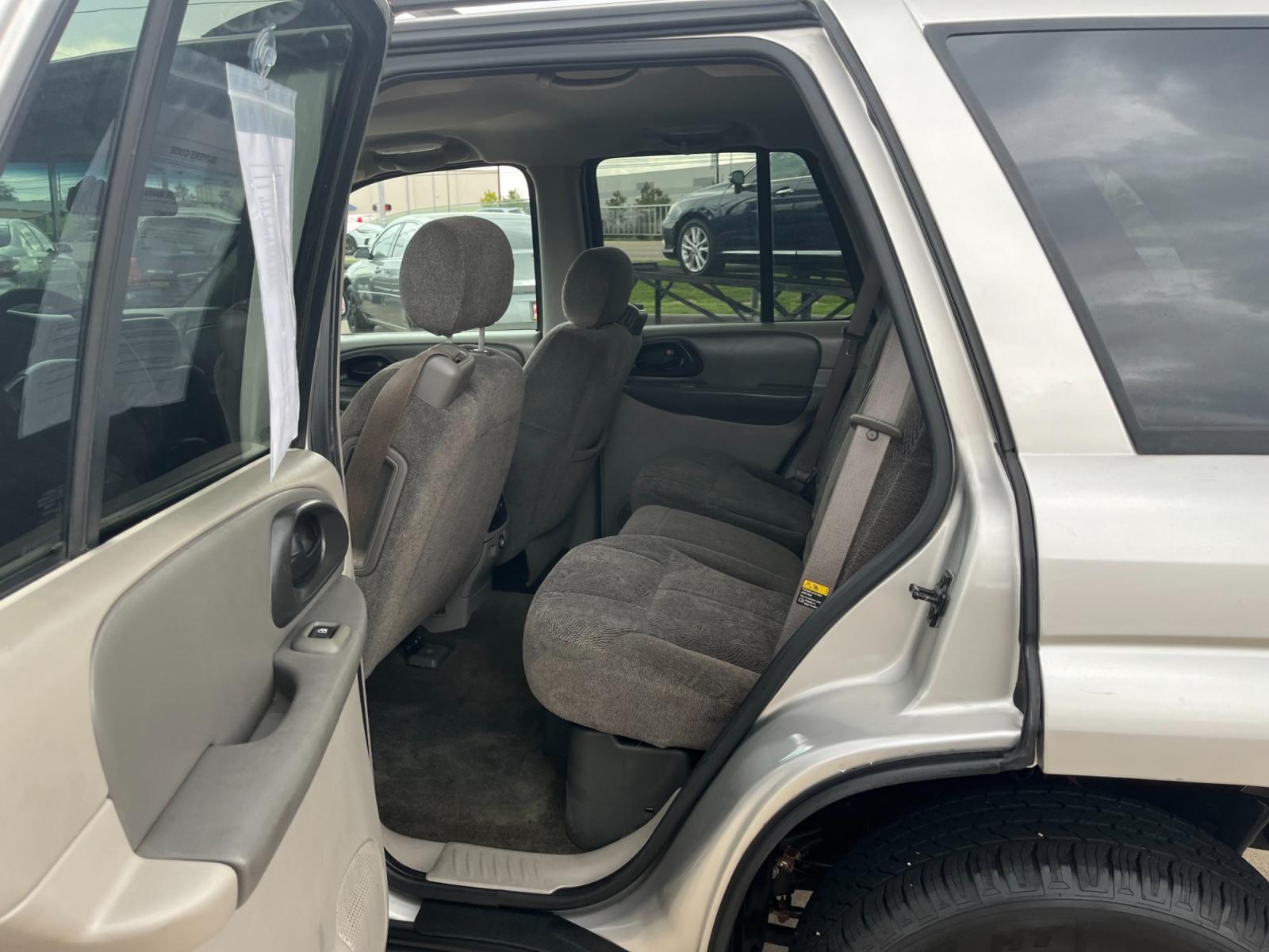 2004 SILVER /black Chevrolet TrailBlazer LS 2WD (1GNDS13S242) with an 4.2L L6 DOHC 24V engine, 4-Speed Automatic Overdrive transmission, located at 14700 Tomball Parkway 249, Houston, TX, 77086, (281) 444-2200, 29.928619, -95.504074 - Photo #9